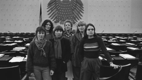 Das Schwarz-weiß-Bild zeigt Frauen im Bundestaggebäude
