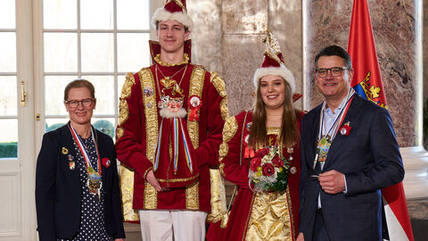 Ministerpräsident Boris Rhein und seine Frau Tanja Raab-Rhein empfangen im Schloss Biebrich in Wiesbaden Prinz Lars II. und Prinzessin Jasmin I. vom Astheimer Carneval-Ausschuss; Lars Bender, Jasmin Hampel